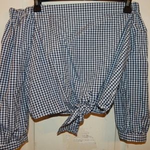 Black and white of the shoulders croped shirt